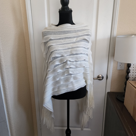 Shaw/sweater - Picture 3 of 3